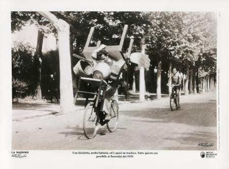 Quadro di Foto  Locchi Una bicicletta, molta fantasia, ed è quasi un trasloco. Tutto questo era possibile ai fiorentini del 1939. - stampa carta 