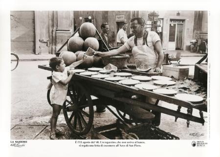 Quadro di Foto  Locchi 11 agosto 1940. Un ragazzino si regala una fetta di cocomero all'Arco di San Piero - stampa carta 