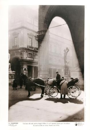 Quadro di Foto  Locchi Un arco di sole arriva agli Uffizi. Siamo nel 1954 - Pittori contemporanei galleria Firenze Art