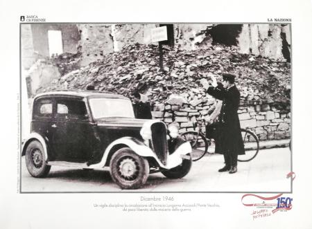 Quadro di Polizia Municipale Archivio 1946 un vigile disciplina la circolazione all'incrocio Lungarno Acciaioli - Ponte Vecchio, da poco bombardato dalle macerie della guerra  - stampa carta 